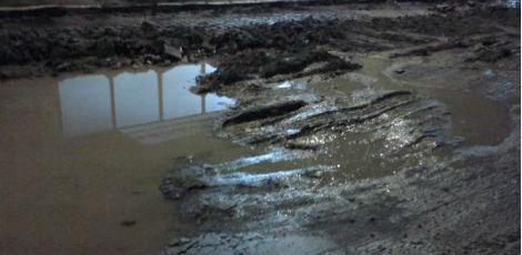 Rua vira verdadeiro lamaçal no bairro de Afogados