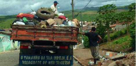 Coleta de lixo sem nenhuma estrutura em Quipapá