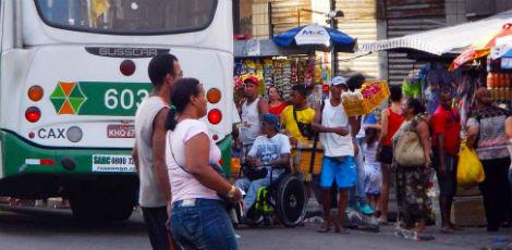 Cadeirantes correm risco de atropelamento no Centro do Recife