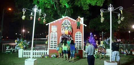 Decoração de Natal da Praça da República atrai visitantes