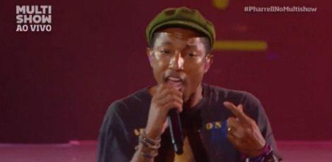 Cercado de musas, Pharrell faz show com repertório sensual no Lollapalooza