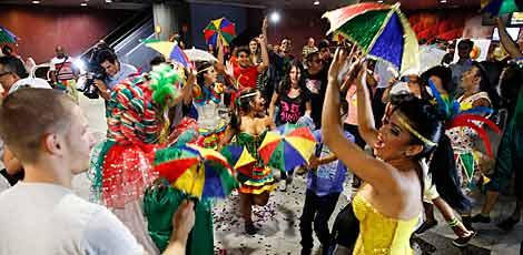Turistas são recebidos com ''flashmob da folia'' no Aeroporto Internacional do Recife