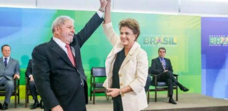 Sob protestos, Lula toma posse como ministro-chefe da Casa Civil em cerimônia no Planalto