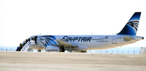 Avião da Egyptair é sequestrado e desviado para Chipre