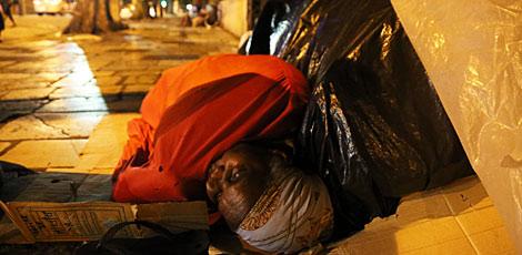 Centros de atendimento aos moradores de rua do Recife funcionam apenas durante o dia. À noite, só restam calçadas e praças para dormir / Alexandre Gondim/Arquivo JC