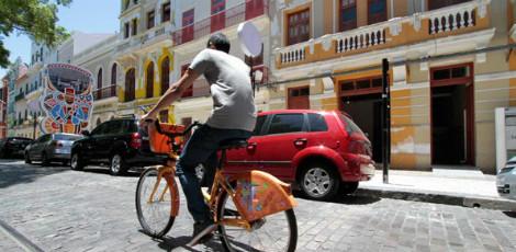 Andar a pé e de bike nas ruas do Recife ainda é um desafio