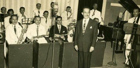 O maestro Nelson Ferreira à frente de sua orquestra, 1950 / foto: arquivo/JC Imagem