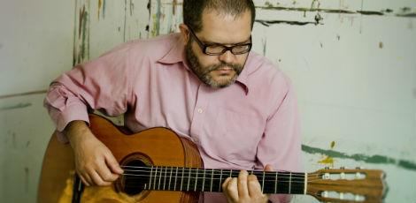 Romulo Fróes faz show com voz e violão no Terra Café Bar
