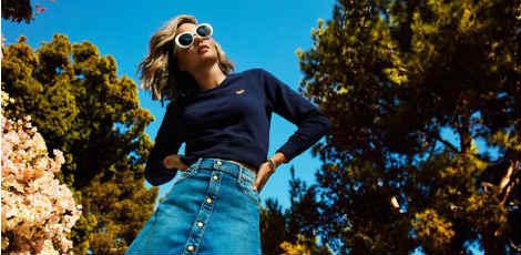 Miranda Kerr lança coleção em parceria com marca de jeans