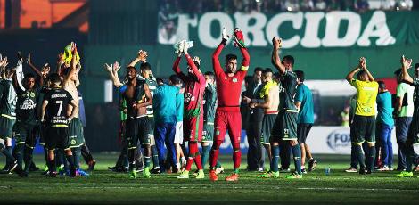 Chapecoense vence Atlético Nacional em jogo repleto de homenagens 