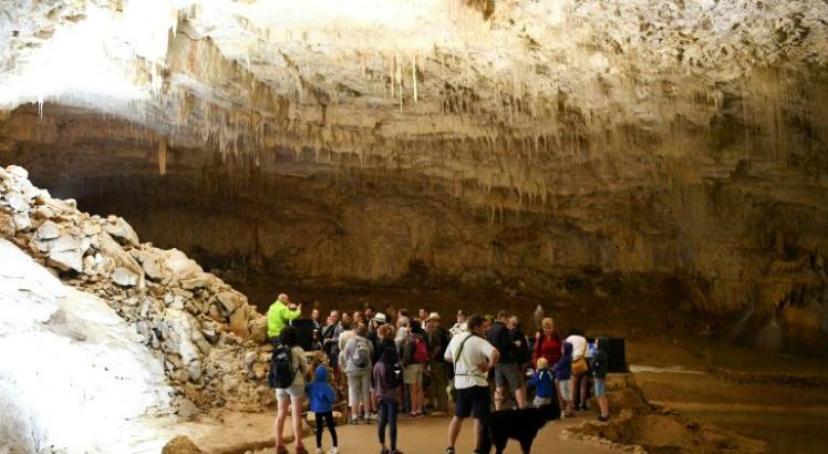 Turistas buscam refúgio em cavernas para combater o calor na França