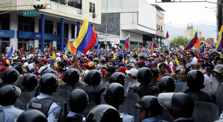 Devido ás medidas autoritárias de Maduro, a oposição venezuelana tem realizado diversos protestos