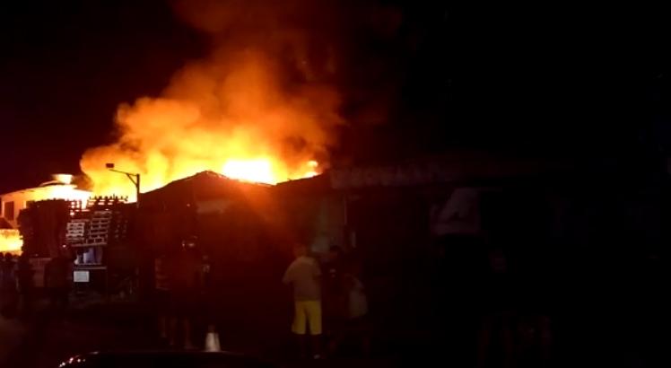 Incêndio de grandes proporções destrói galpões na Zona Oeste do Recife
