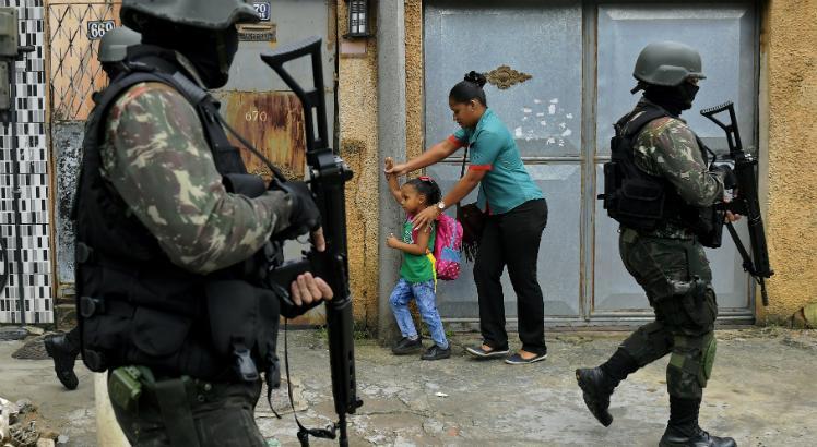 Resultado de imagem para ForÃ§as de seguranÃ§a fazem operaÃ§Ã£o em favelas da zona sul do Rio
