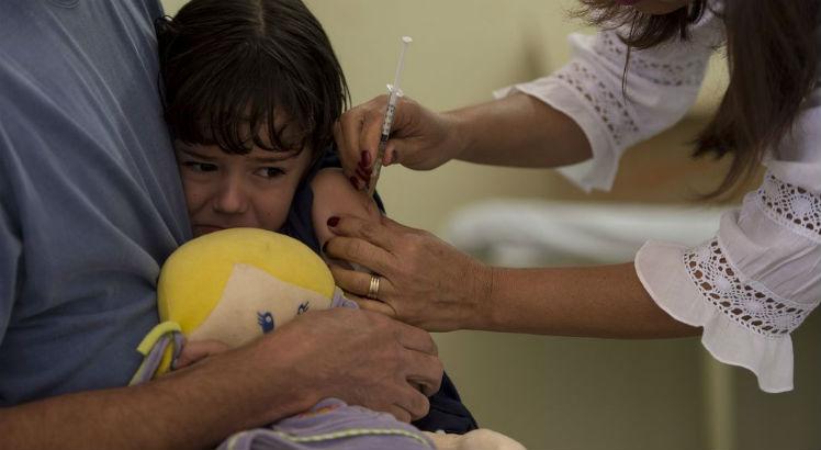 O Ministério da Saúde está intensificando a vacinação das crianças, público mais suscetível à doença / Foto: Agência Brasil
