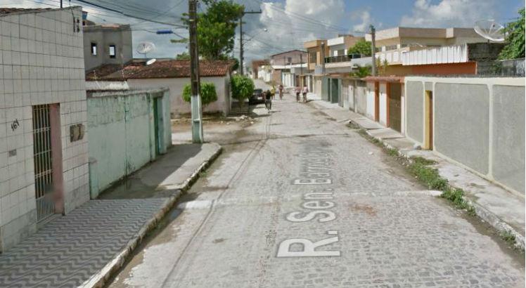 As caracterÃ­sticas dos suspeitos coincidiam com a de uma dupla que praticou diversos roubos no mÃªs de julho contra moradores da cidade de Goiana / Foto: Google Street View
