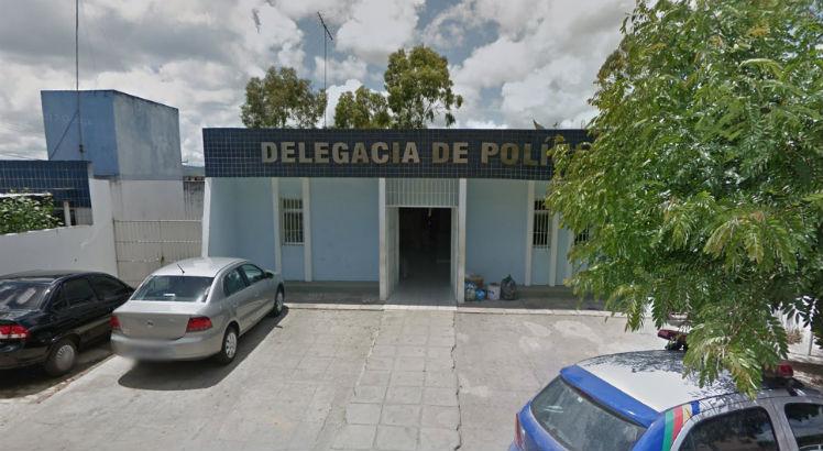A mãe foi levada para a delegacia de Bezerros, após a polícia ser acionada pelo hospital. A vizinha se apresentou.  / Foto: Reprodução/Google Street View