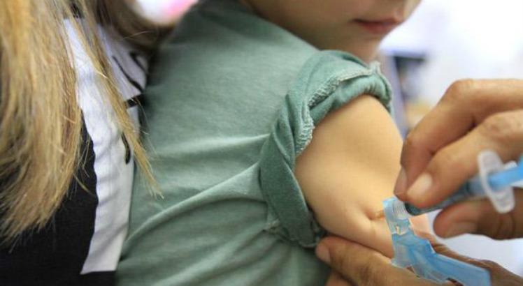 Campanha segue até o próximo dia 31, com meta de vacinar 544,1 mil crianças / Foto: Ashlley Melo/Acervo JC Imagem