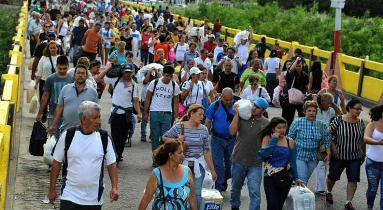 As famílias venezuelanas que decidiram retornar ao país natal conseguiram atravessar a fronteira em segurança e com a integridade física garantida, informou o Exército / Foto: Arquivo/ AFP
