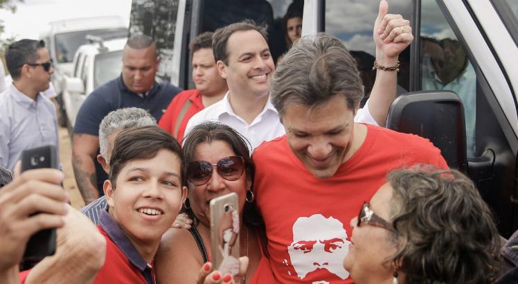 Lula mandou votar em nós, diz Haddad na cidade natal do ex-presidente