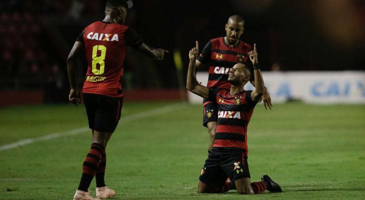 Mateus Gonçalves fez o primeiro e começou a jogada do segundo gol rubro-negro na Ilha / Diego Nigro/JC Imagem