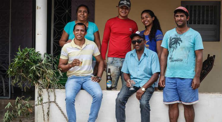 A família de Vilmar Carvalho (ao centro) comemora os ganhos com a venda direta