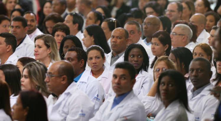 O presidente eleito pretendia submeter os médicos cubanos a um 