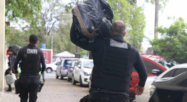 Políciais do Gati chegam com a maconha em sacos na Central de Plantões da Capital / Foto:Bobby Fabisak/ JC Imagem