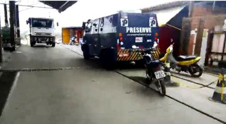 Carro-forte da empresa Preserve sofreu tentativa de assalto na manhã desta terça, em Gravatá / Foto: Cortesia