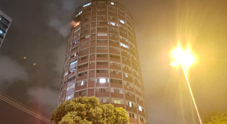 O fogo teria comeÃ§ado em um apartamento no 18Âº andar do edifÃ­cio / Foto: Guilherme GlÃ³ria/ TV Jornal