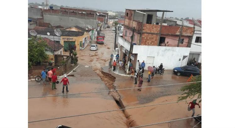A chuva, que atingiu Buíque nessa segunda, abriu uma cratera no centro do município / Foto: Cortesia