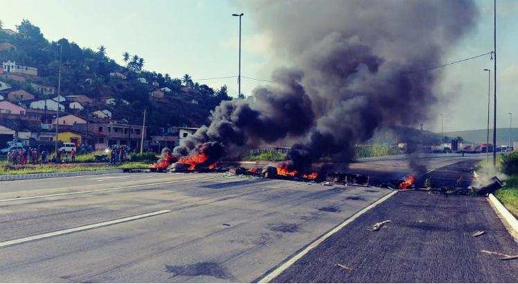 Canavieiros atearam fogo em entulhos na BR-101 / Foto: Divulgação / PRF