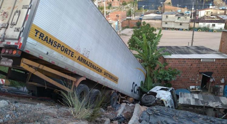 Carreta caiu em ribanceira no UR-11 / Foto: Divulgação / PRF