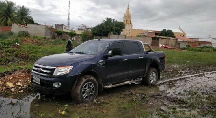 Em um dos carros utilizados na ação foram identificadas duas marcas de tiro / Foto: Reprodução/Jornal O Povo