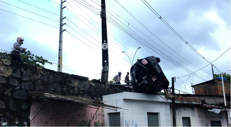 Motorista perdeu o controle da direção do carro e acabou caindo sobre um imóvel  / Foto: Cinthia Ferreira / TV Jornal