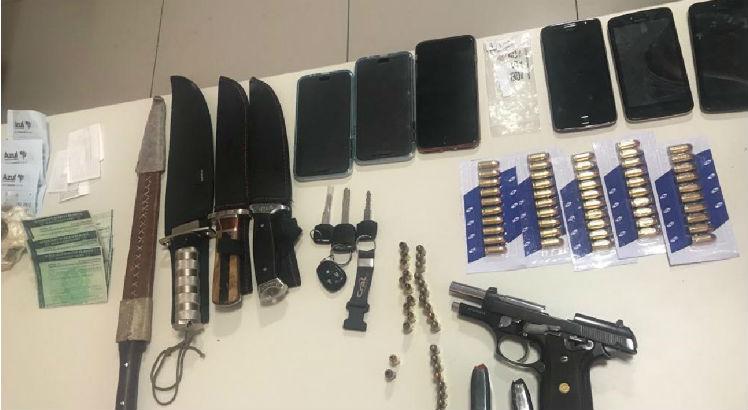 Com ele, os policiais encontraram 80 munições, 70 gramas de maconha, seis aparelhos celulares, quatro facas e uma pistola calibre 380  / Foto: Divulgação/Polícia Federal de PE 