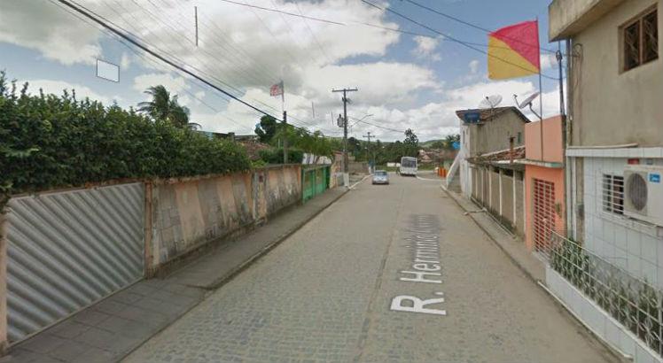 Corpo foi encontrado na Rua HermÃ­nio ApolÃ´nio, centro de Gameleira / Foto: ReproduÃ§Ã£o / Google Street View