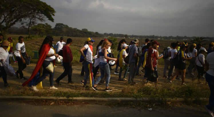 Um grupo de manifestantes tentou impedir a passagem do comboio / Foto: Nelson Almeida / AFP