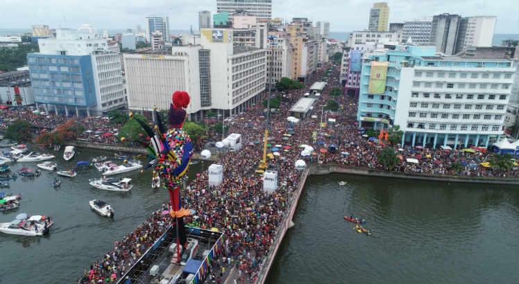 Foliões compareceram em peso, mais uma vez, ao 42º desfile do Galo da Madrugada / Foto: Arnaldo Carvalho/JC Imagem
