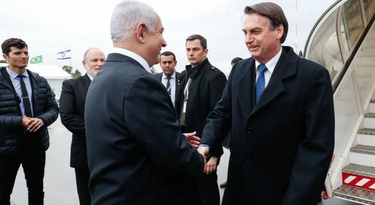 O primeiro-ministro de Israel, Benjamin Netanyahu, recebe o presidente Jair Bolsonaro, em cerimônia oficial de chegada  / Foto: Alan Santos/PR