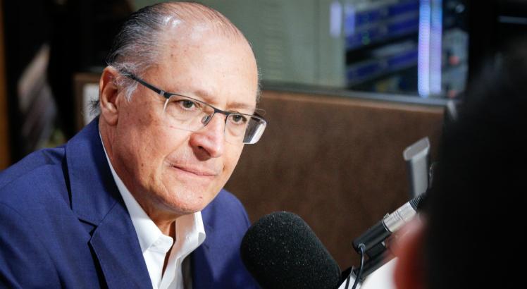 Alckmin chama governo de improvisado; Ciro diz que País ''optou por idiota''