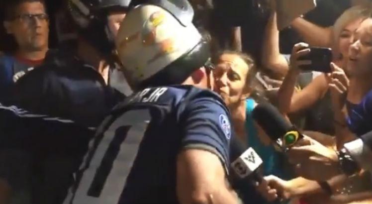 Mulher parou o presidente e pediu um beijo / Foto: Reprodução/Twitter