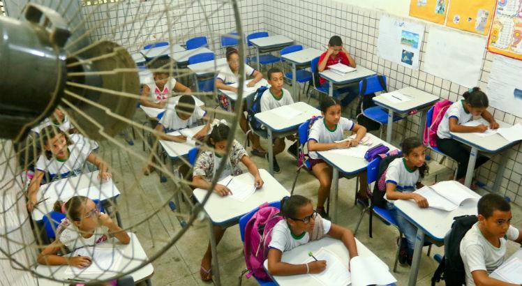 Na Escola Municipal Josefa Alves, em Moreno, no Grande Recife, alunos sofrem com o calor nas salas / Foto: Filipe Jordão / JC Imagem