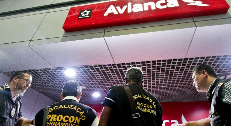 O Procon-PE realizou uma operação especial para orientar os consumidores por conta do cancelamento de voos da Avianca / Foto: Bianca Sousa/JC Imagem