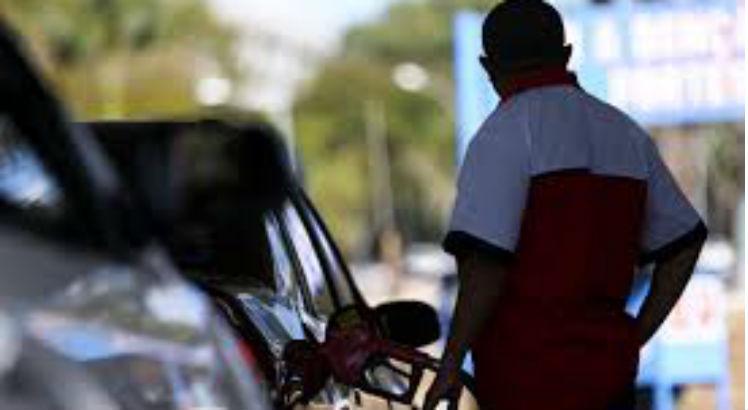 Caberá ao dono do posto de gasolina repassar ou não o reajuste ao consumidor / Foto: Agência Brasil