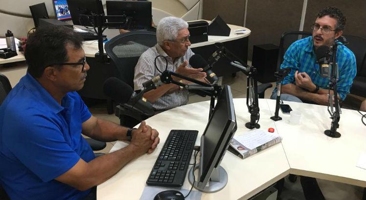 Roberto Coração de Leão (E), Givanildo Oliveira (C) e Carlyle Paes Barreto (D) em debate na Rádio Jornal