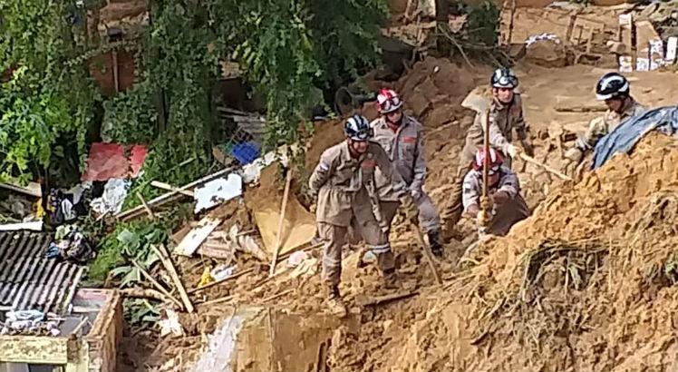 Corpo de Bombeiros, em função de deslizamentos de terra, registrou nove mortes na região, provocadas pela chuva / Alexandre Gondim/JC Imagem
