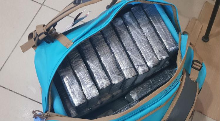 A droga estava dividida em 32 tabletes e foi apreendida no Aeroporto dos Guararapes, no Recife / Foto:Divulgação/PF