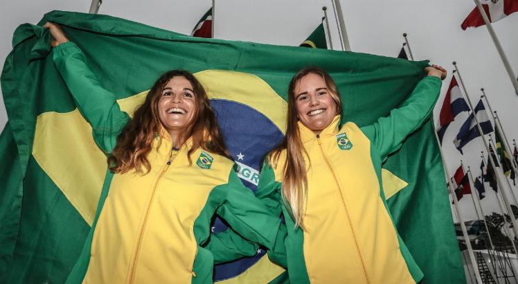 Martine E Kahena encontraram maneira inusitada de entrar com a bandeira brasileira / COB/Reprodução