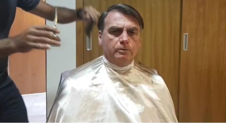 Em 'live' cortando o cabelo, Bolsonaro justifica fala sobre pai de Santa Cruz